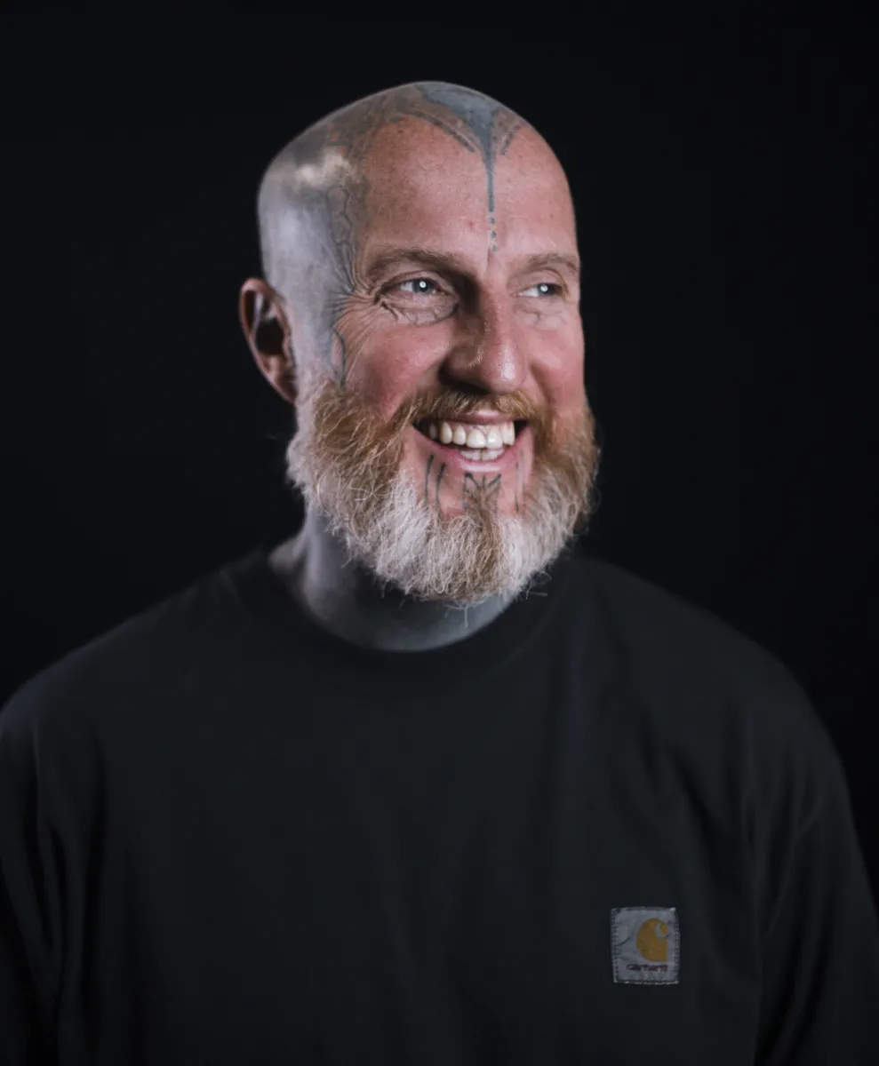 최상의 치유 결과를 위해 문신에 사란 랩을 얼마나 오래 붙여야 할까요? 타투 애프터케어 세척 및 보습