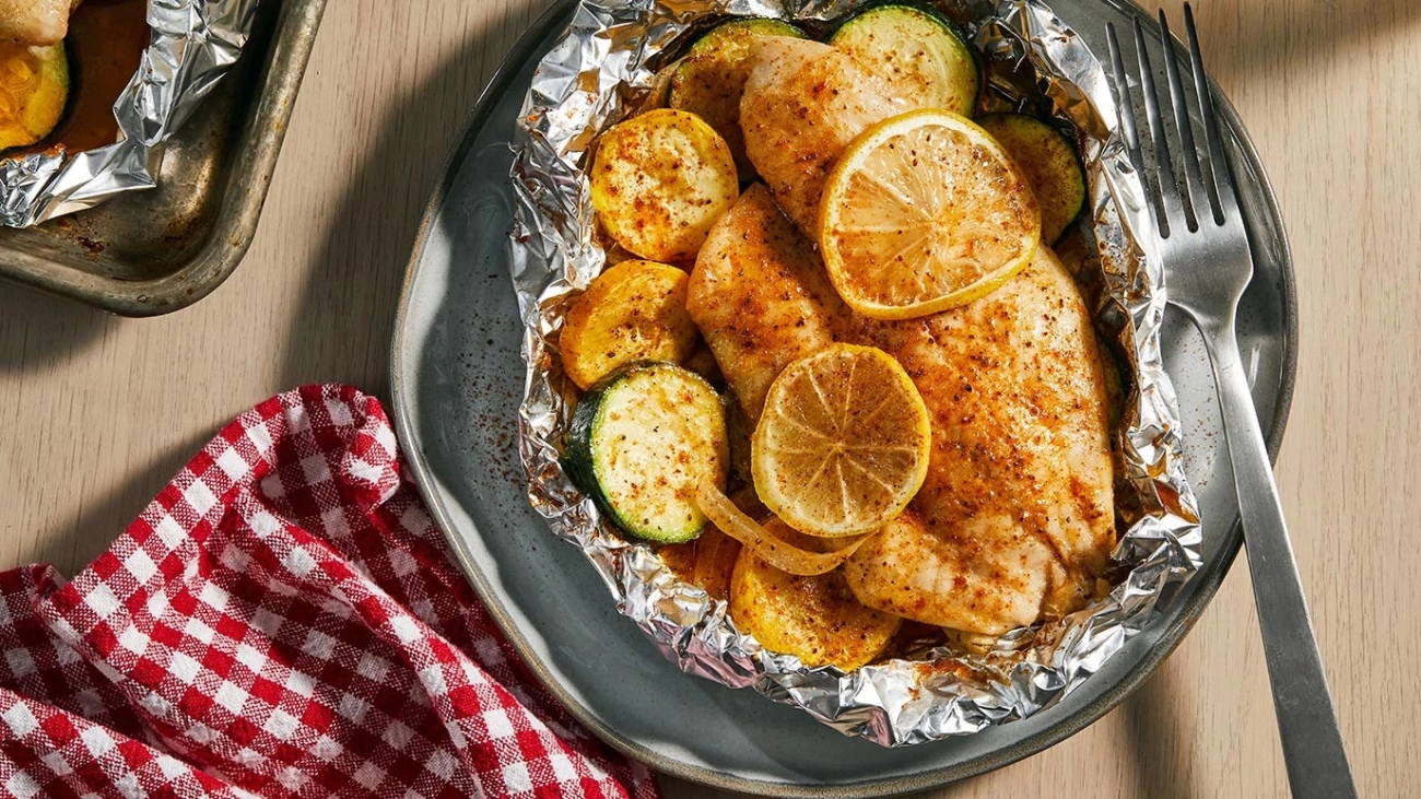 Quanto tempo grigliare il pesce nella carta stagnola: tempo perfetto e consigli Guida alla preparazione del pesce grigliato nella stagnola